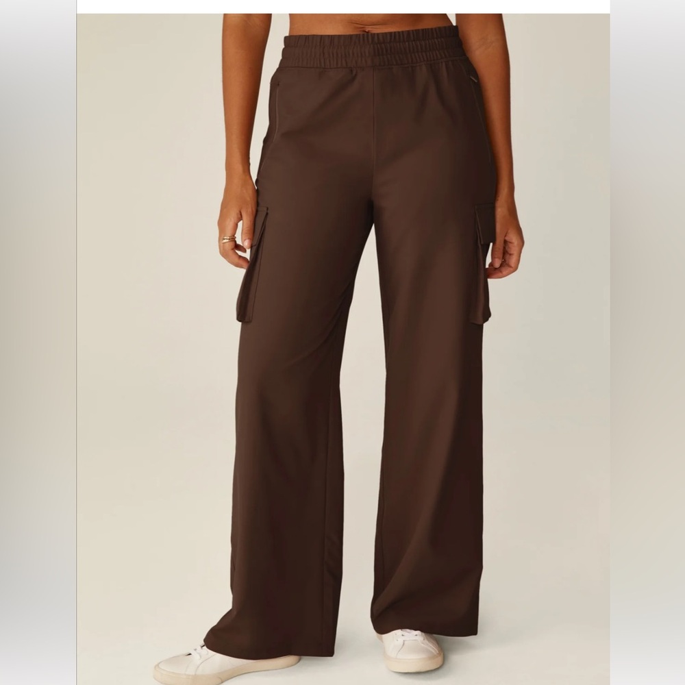 Beyond Yoga Espresso Brown Cargo Pants M
